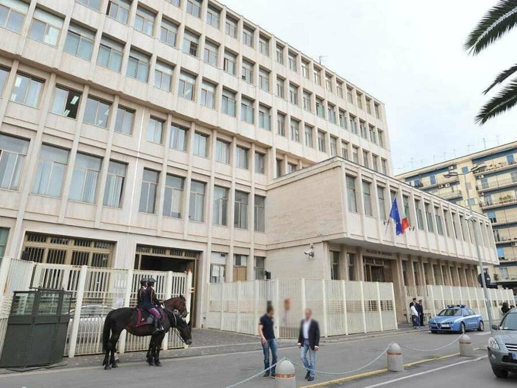Accoltellato a morte sul litorale: i Moniello a giudizio per omicidio del barbiere Izzo Accoltellato a morte sul litorale: i Moniello a giudizio per omicidio del barbiere Izzo