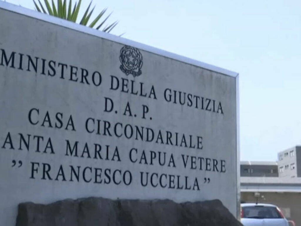 I detenuti del carcere di S. Maria CV produrranno cravatte Marinella per la polizia penitenziaria I detenuti del carcere di S. Maria CV produrranno cravatte Marinella per la polizia penitenziaria