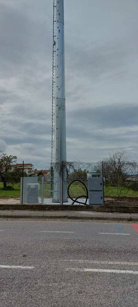 L'antenna ILIAD in via La Pira è ancora lì