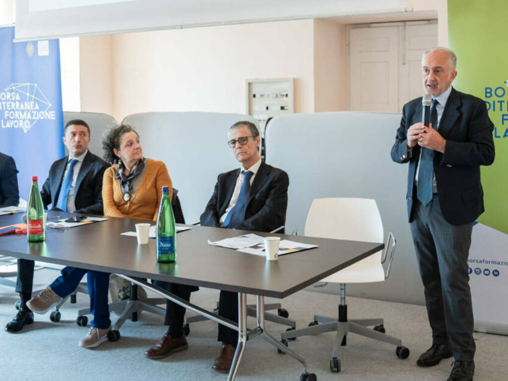 Borsa Mediterranea Formazione Lavoro a Caserta, l’Assessore regionale Marchiello: “Sportelli per la sicurezza sul lavoro nei centri per l’impiego” Borsa Mediterranea Formazione Lavoro a Caserta, l’Assessore regionale Marchiello: “Sportelli per la sicurezza sul lavoro nei centri per l’impiego”