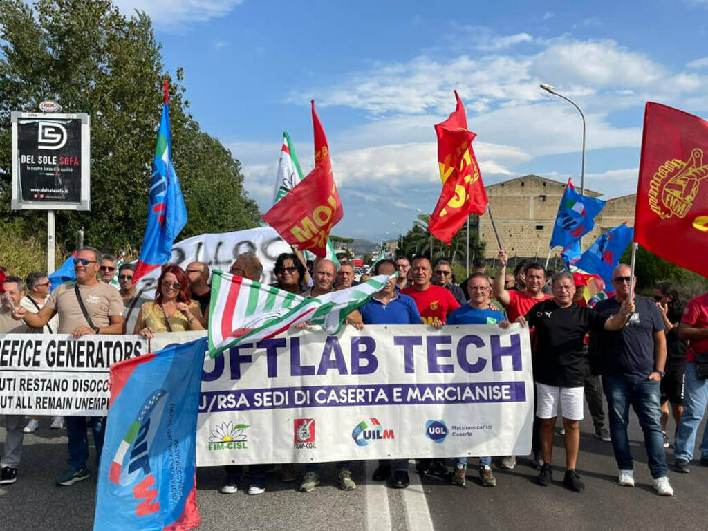 Softlab, dipendenti in corteo questa mattina per stipendi e futuro Softlab, dipendenti in corteo questa mattina per stipendi e futuro