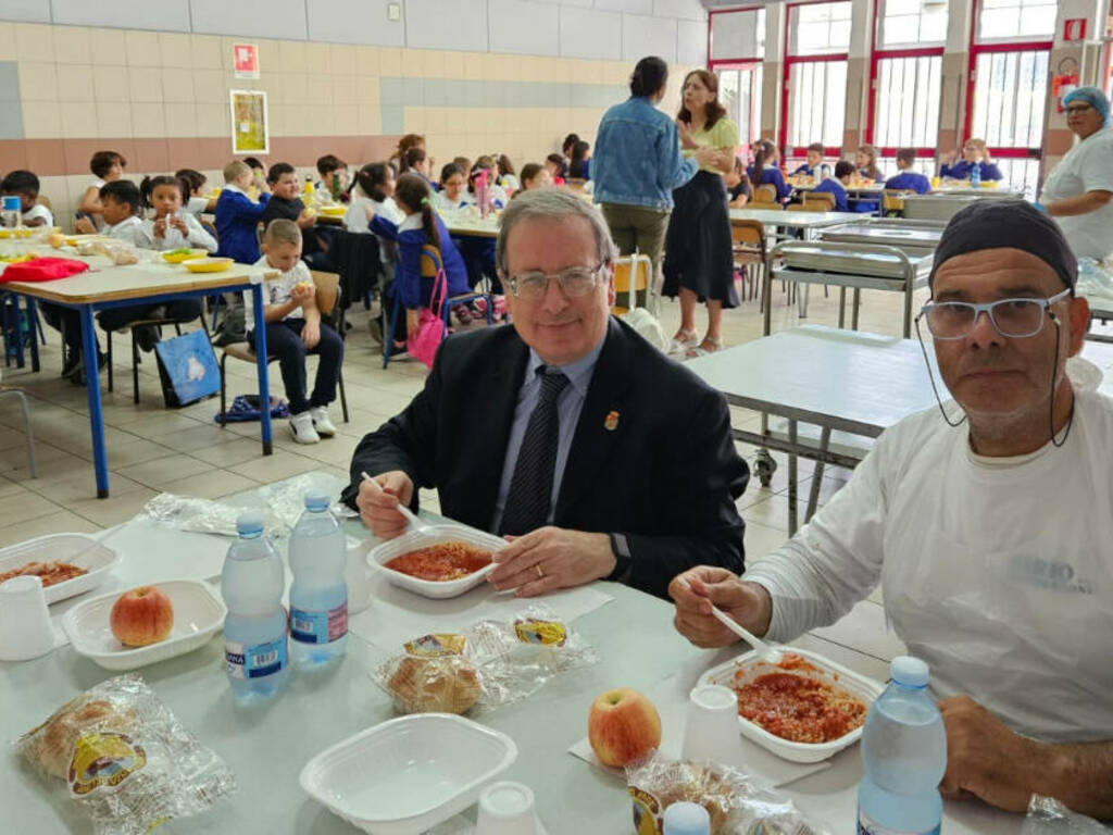 Partita la refezione scolastica a Caserta: distribuiti 1800 pasti