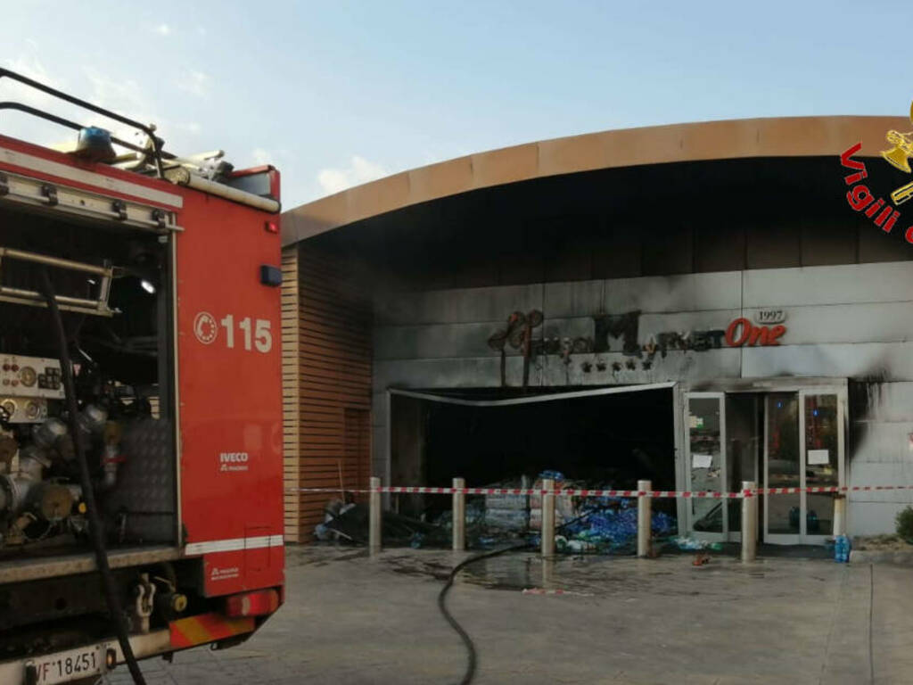 Si incendia l’Euro Market One, nube nera su tutta Marcianise Si incendia l’Euro Market One, nube nera su tutta Marcianise