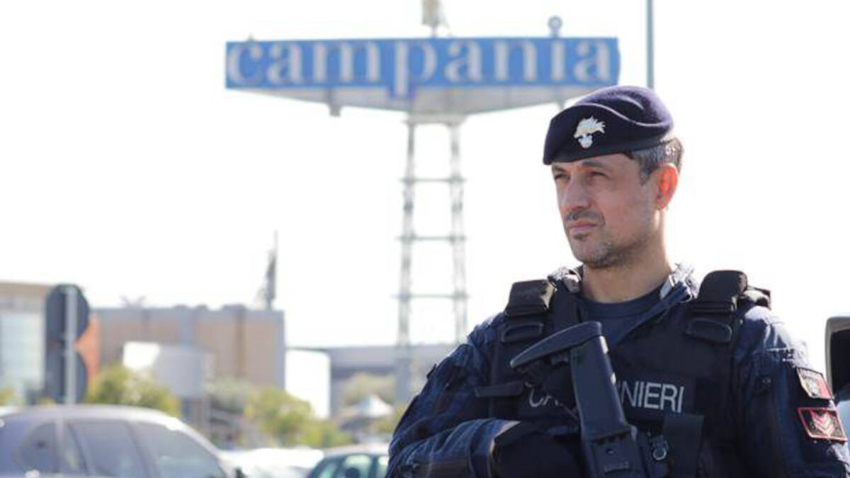 Carabinieri Centro Commerciale Campania