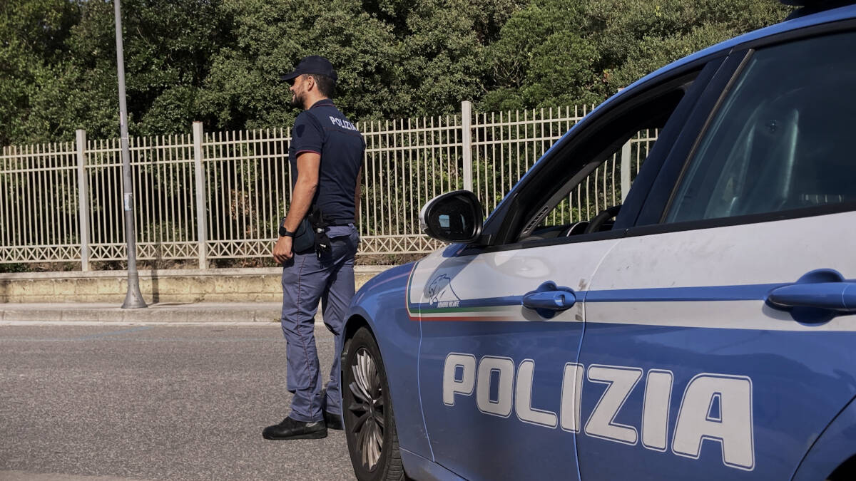 Fugge al posto di controllo e tenta di investire poliziotto, arrestato a Castel Volturno