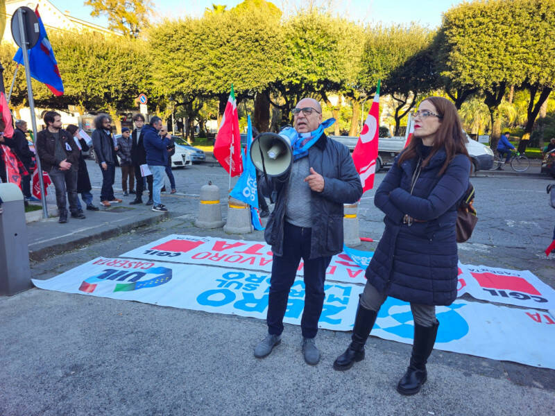 sit in Cgil e Uil in piazza Prefettura