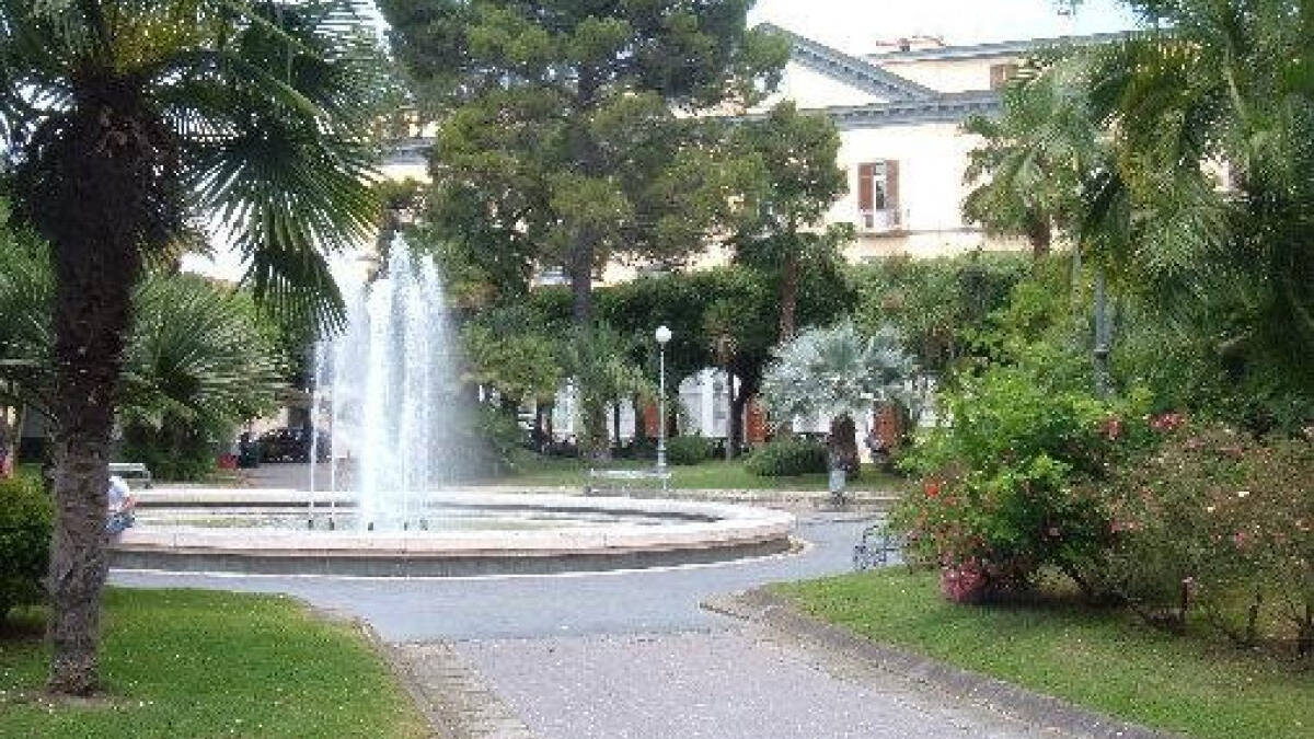 giardini piazza Vanvitelli a Caserta
