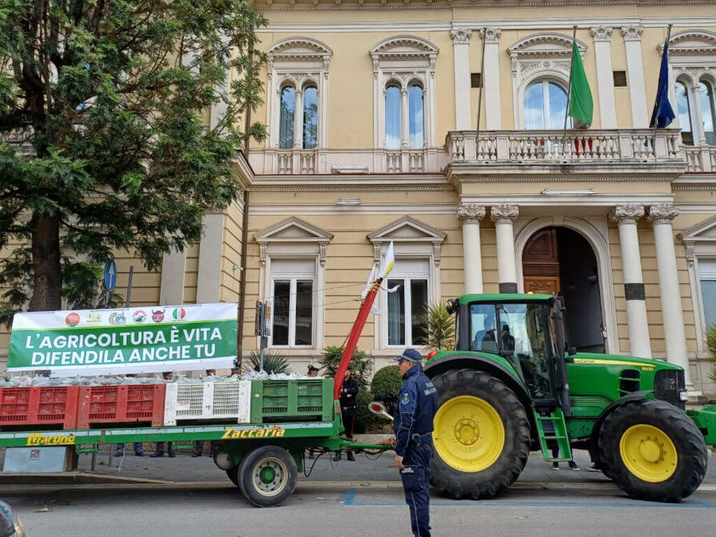 Caserta: agricoltori davanti la Camera di Commercio “Per il diritto al reddito”