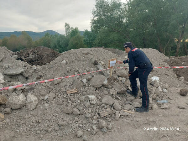 rifiuti sversati vicino il fiume Volturno