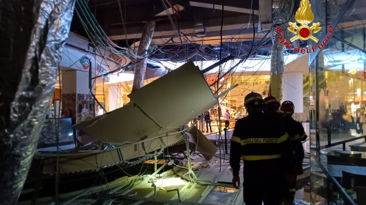 Crollo all’interno del centro commerciale Campania, nessun ferito