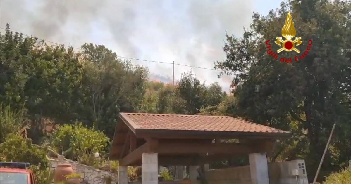 VIDEO Incendio di sterpaglie a Sant’Angelo in Formis, abitazioni evacuate VIDEO Incendio di sterpaglie a Sant’Angelo in Formis, abitazioni evacuate