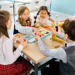 bambini che mangiano