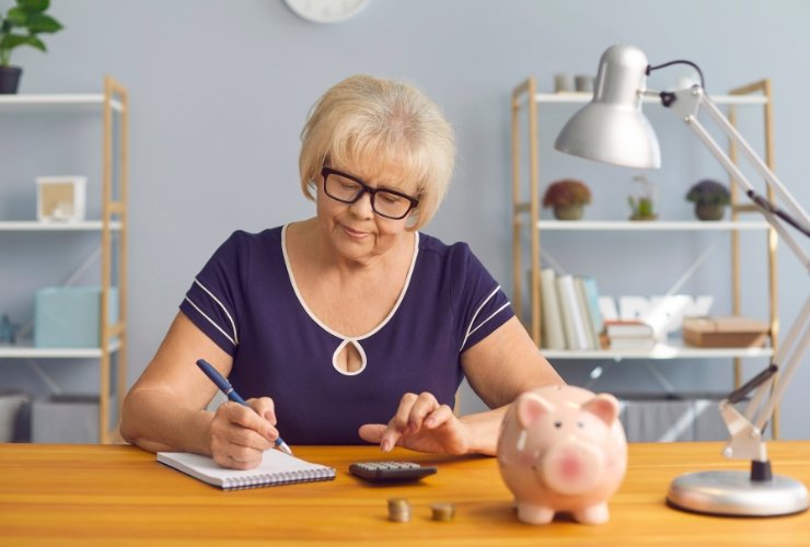 Signora che fa i calcoli