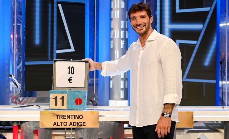Stefano De Martino durante Affari Tuoi