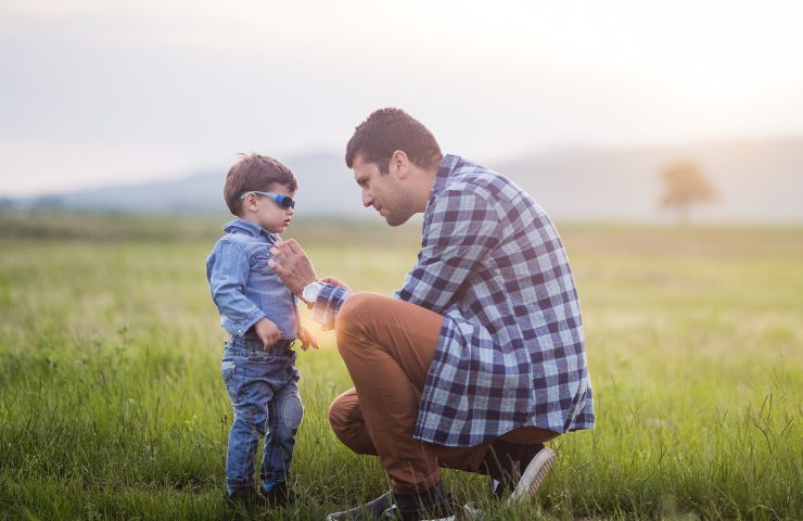 padre e figlio in un parco