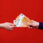 due mani che si scambiano dei soldi