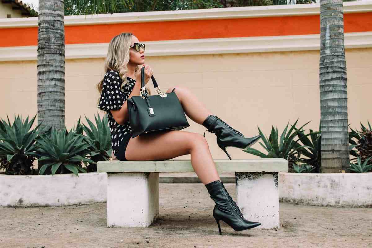 donna seduta con borsa
