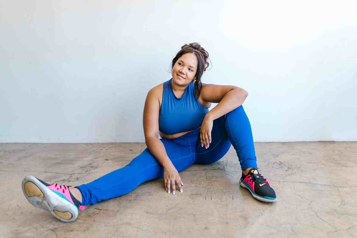 donna curvy con tuta blu