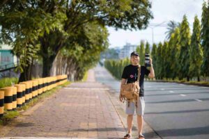 uomo con macchina fotografica