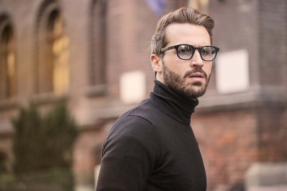 Uomo elegante con occhiali da sole