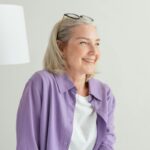 Un'anziana signora sorridente