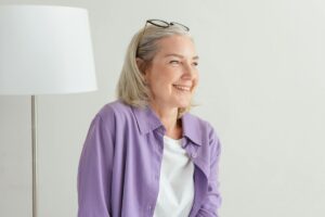 Un'anziana signora sorridente