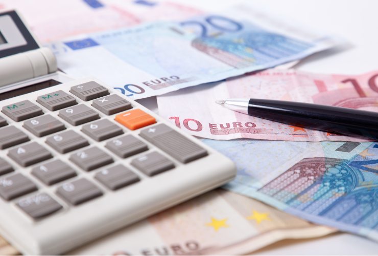 banconote euro e calcolatrice 