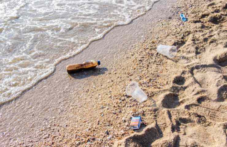 rifiuti sulla spiaggia