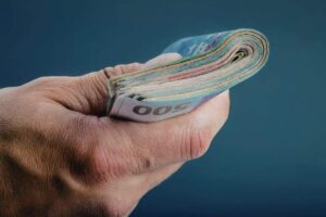 mano che mantiene soldi