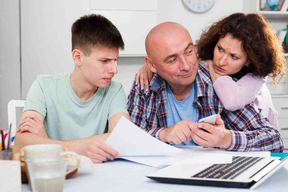 famiglia alle prese con le spese mensili