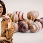 donna che ha un'idea e dietro uova di cioccolato