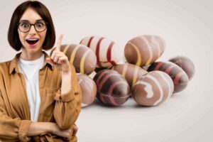 donna che ha un'idea e dietro uova di cioccolato