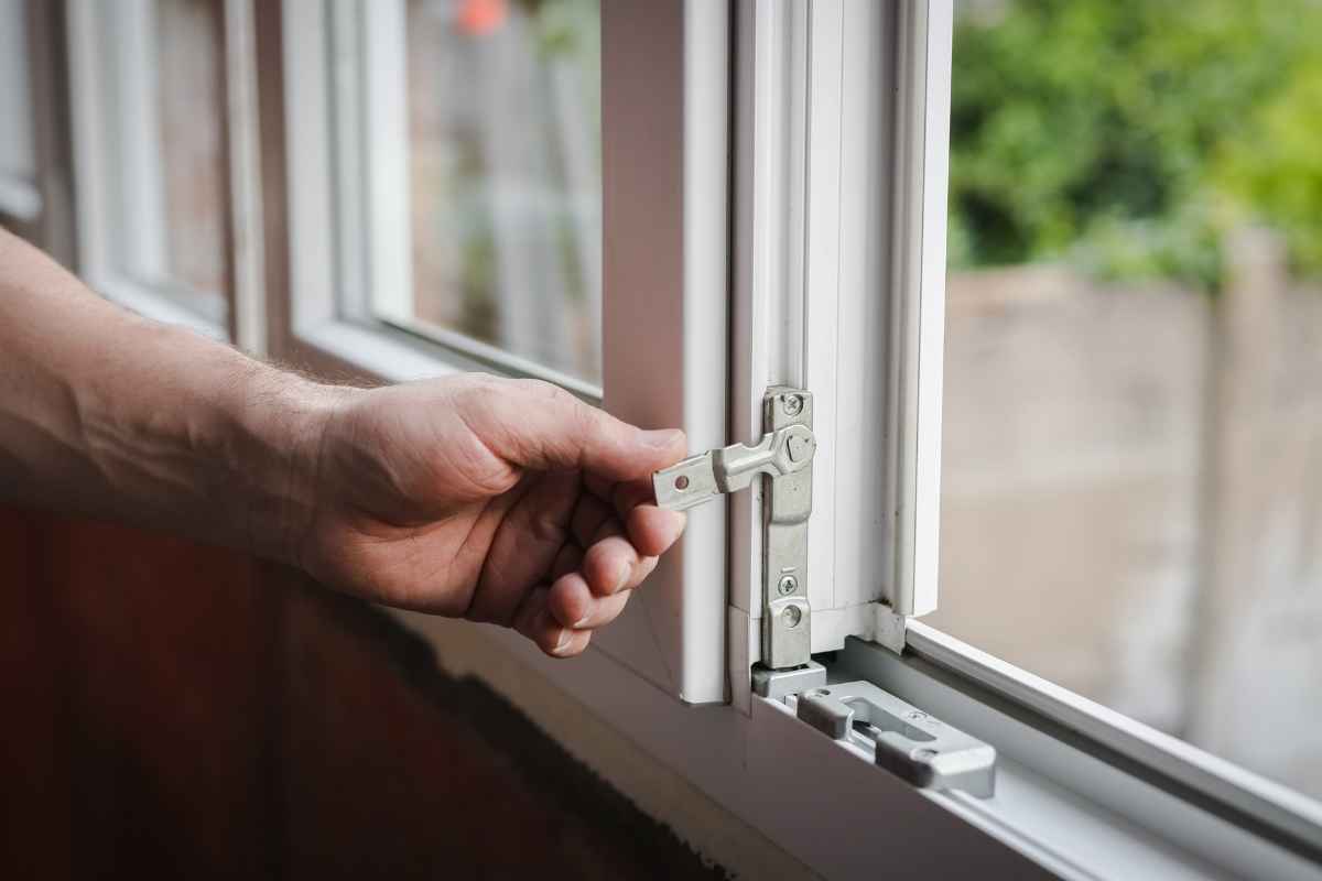 infissi delle finestre e una mano