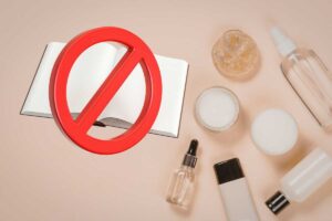 cosmetici e un segnale di divieto