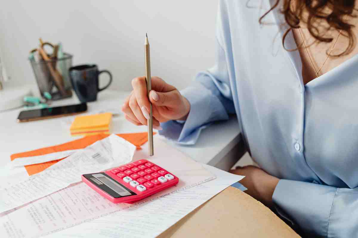 una donna fa i conti