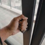una mano apre infissi finestre