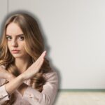 pareti di casa classiche e donna che fa stop con le mani