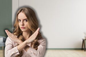 pareti di casa classiche e donna che fa stop con le mani