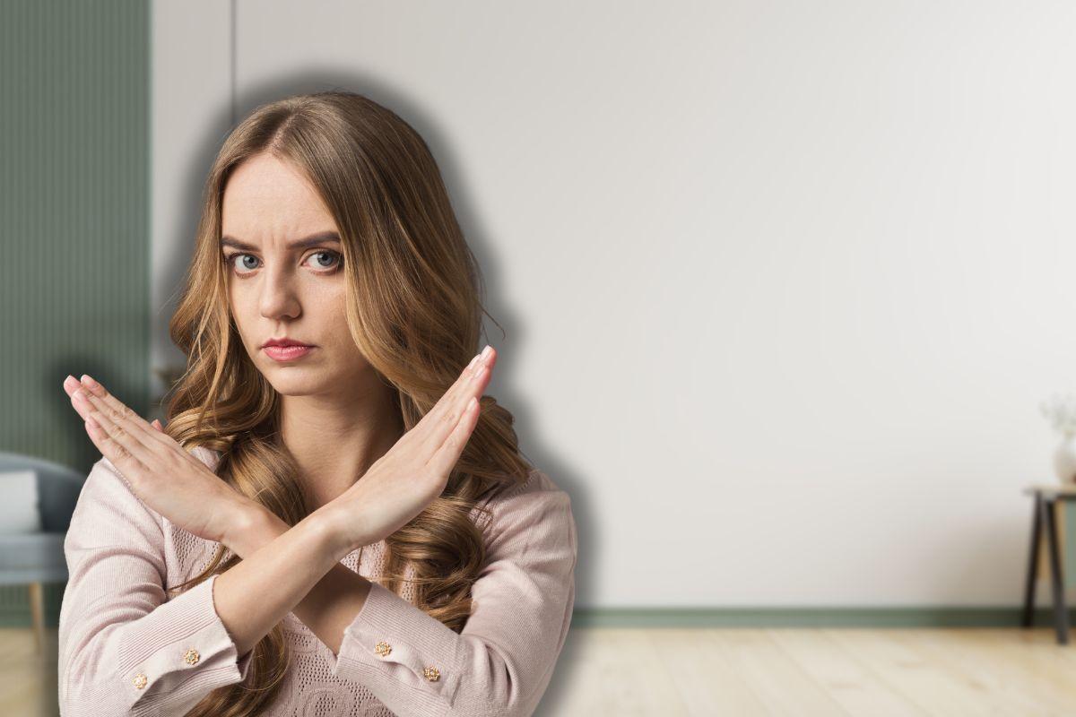 pareti di casa classiche e donna che fa stop con le mani