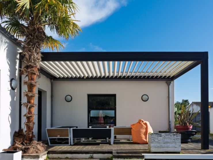 terrazza di casa con pergola meccanica