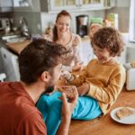 famiglia felice mentre fa colazione