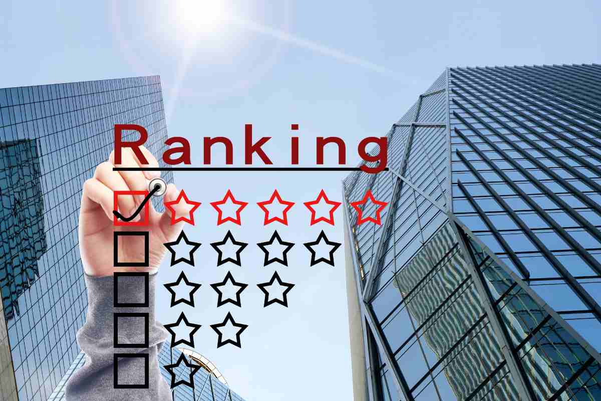 grattaceli e scritta classifica con stelline