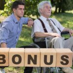 anziano su carrozzina giovane vicino e scritta bonus al centro