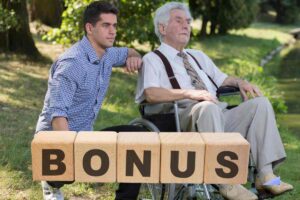 anziano su carrozzina giovane vicino e scritta bonus al centro