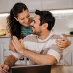 coppia sorridente che si abbraccia