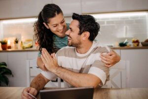 coppia sorridente che si abbraccia