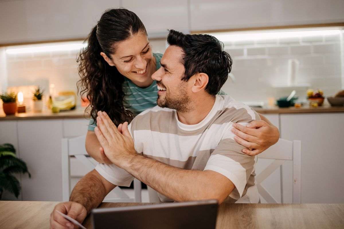 coppia sorridente che si abbraccia