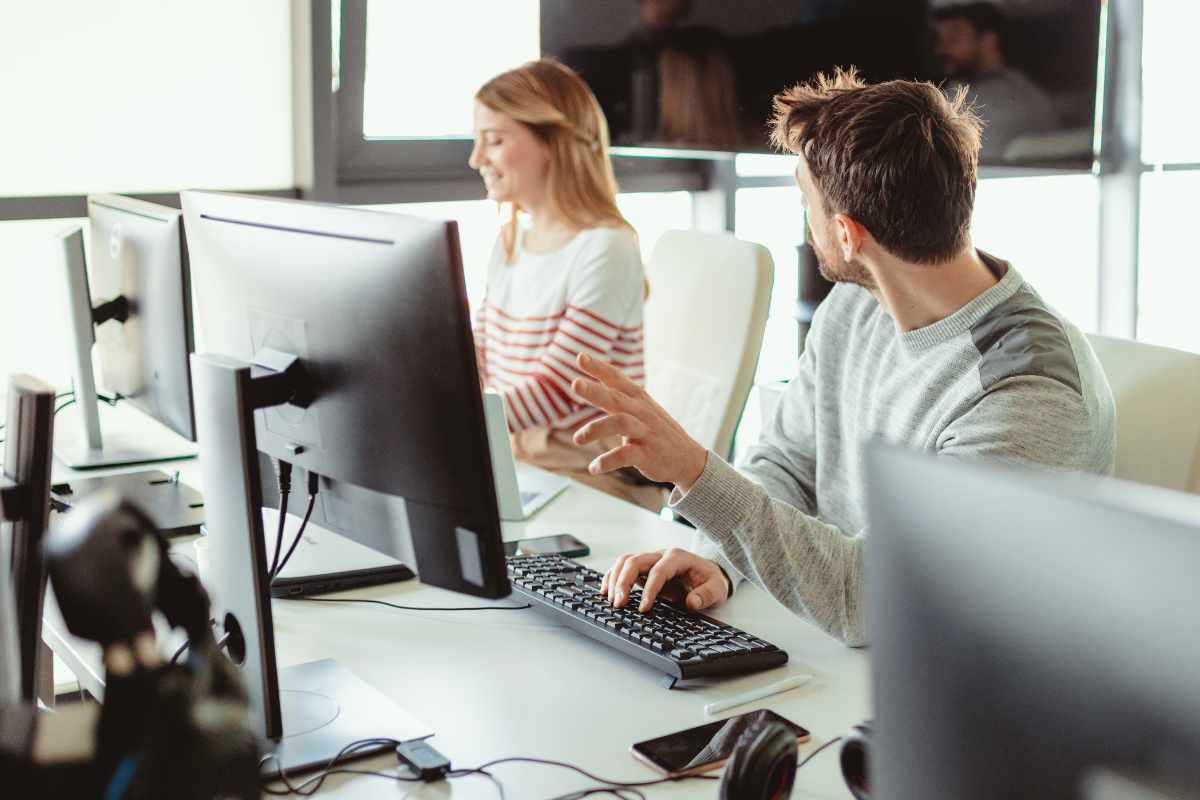 uomo e donna che lavorano al pc 