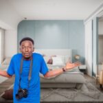 fotografo perplesso in una camera da letto