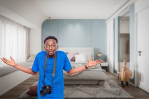 fotografo perplesso in una camera da letto